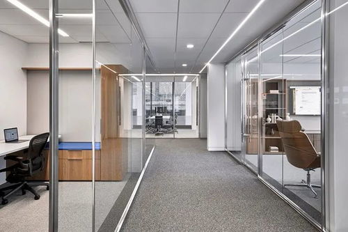 經(jīng)濟(jì)咨詢公司辦公室設(shè)計(jì),光影流動(dòng),純凈而充滿張力